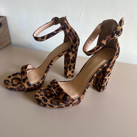 Olivia Ferguson Leopard Print Heels - Picture 5 of 6